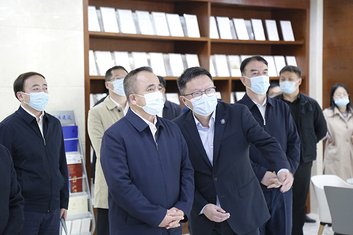 1680076250135065703.jpg 20230327新疆維吾爾自治區(qū)黨委副書記、自治區(qū)主席艾爾肯?吐尼亞孜一行蒞臨太平洋建設(shè)新疆總部考察指導(dǎo).jpg