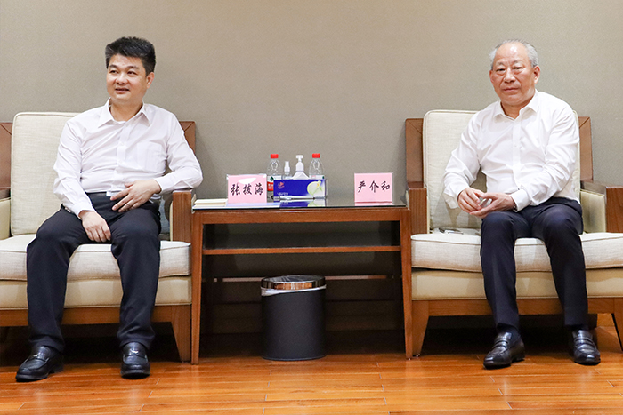 1682060386618008964.jpg 嚴(yán)介和理事長(zhǎng)同東莞市大嶺山鎮(zhèn)委書記張拔海會(huì)談1.jpg