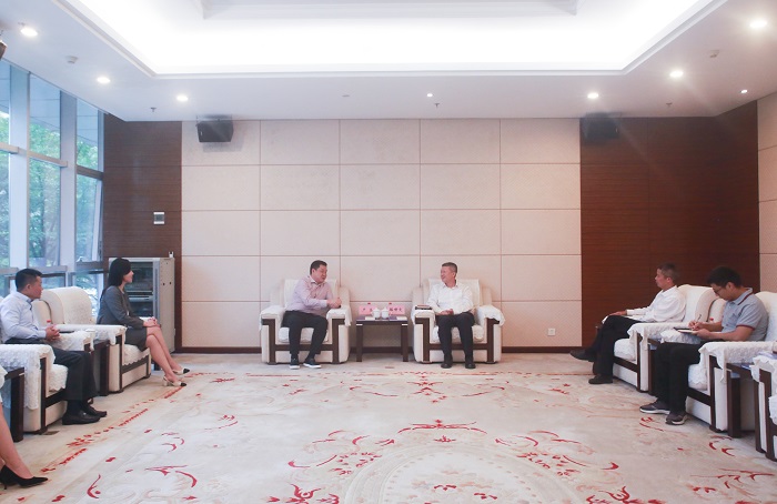 20231018嚴昊同河源市高新區(qū)黨工委書記駱世文會談2.jpg