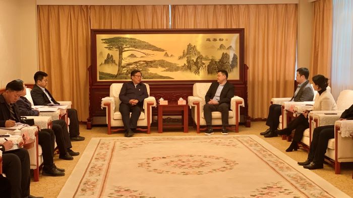 嚴(yán)昊與新疆巴音郭楞蒙古自治州黨委常委，庫爾勒市委書記李承剛會談1.jpg