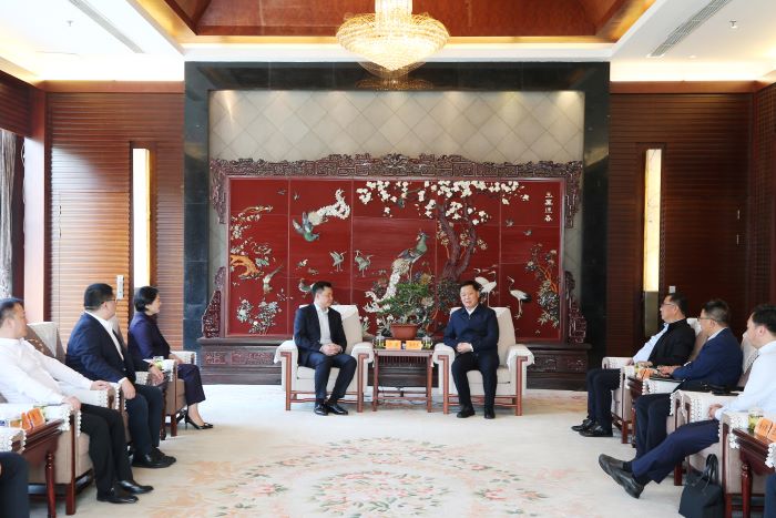 1698208394962063242.jpg 嚴(yán)昊與揚(yáng)州市長2.jpg