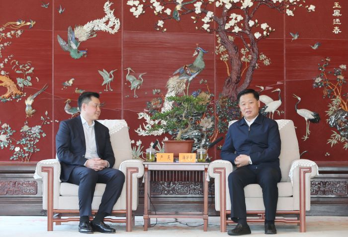 1698208424884009521.jpg 嚴(yán)昊與揚(yáng)州市長1.jpg