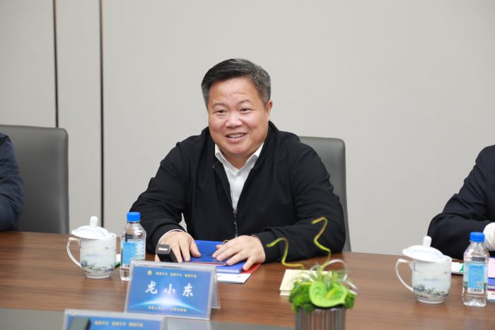 1712715496981064475.jpg 20240408嚴(yán)昊主席與江西省贛州市定南縣委書記龍小東會(huì)談3.jpg