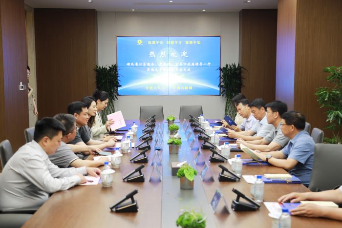 1717146324315002757.jpg 5月30日嚴(yán)昊主席與湖北省江蘇商會會長李興東一行會談1.jpg