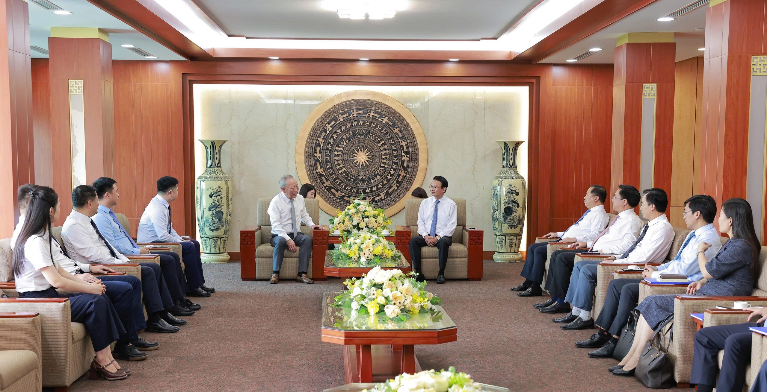 20250724嚴(yán)介和理事長(zhǎng)與越共中央委員會(huì)委員，富壽省委書記鄧春峰會(huì)談2.jpg